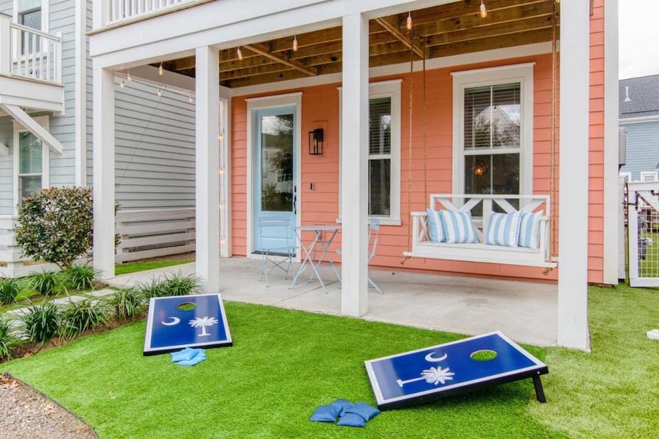 Happy Ours, Mins to Park Circle, Dtwn, CHS Beach House in North Charleston