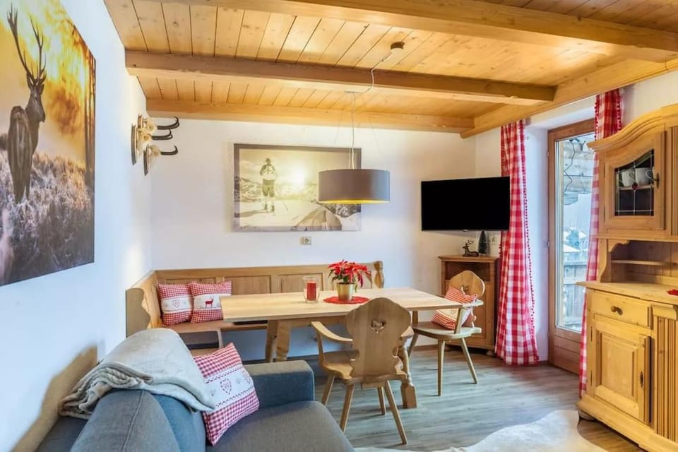 Communal lounge/ TV room, TV and multimedia, Kitchen or kitchenette, Living room, Dining area, Evening entertainment