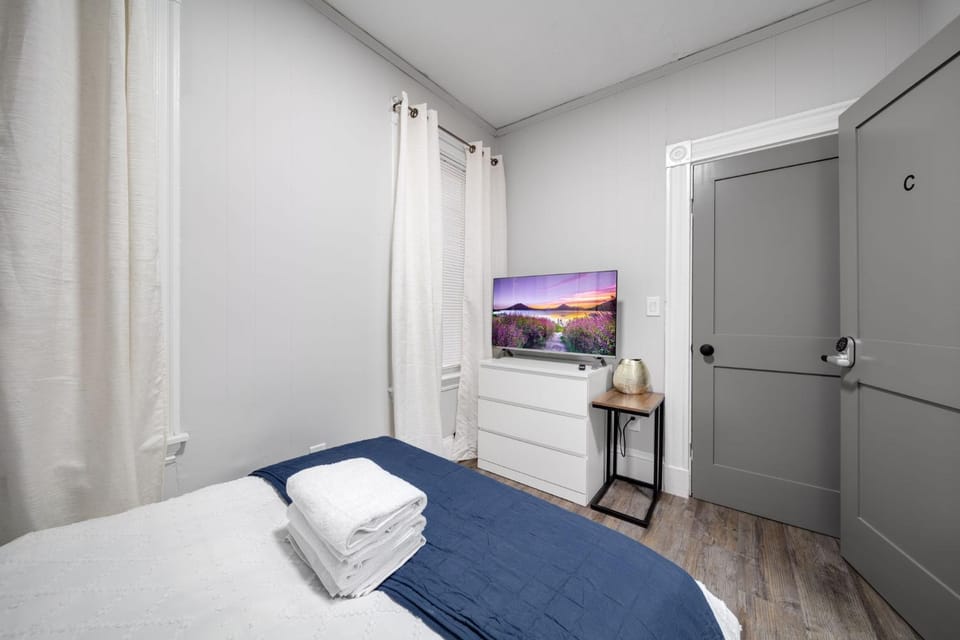 Bed, TV and multimedia, Photo of the whole room, Bedroom