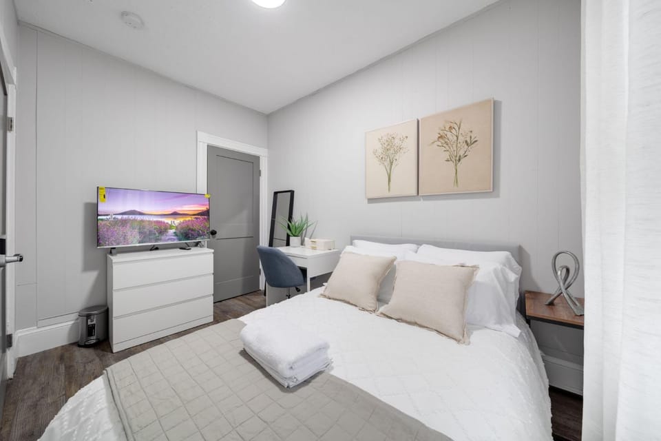 Bed, TV and multimedia, Bedroom, towels