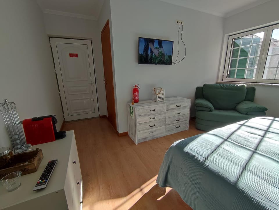 Bed, TV and multimedia, Bedroom