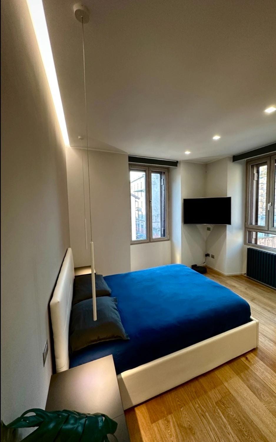 Bed, TV and multimedia, Bedroom