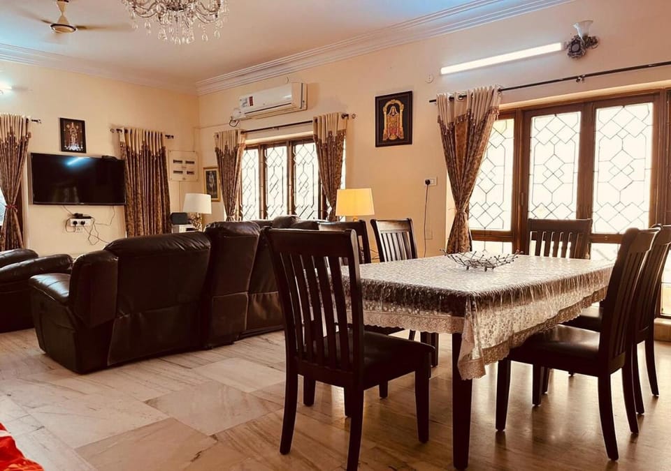 Communal lounge/ TV room, TV and multimedia, Living room, Seating area, air conditioner