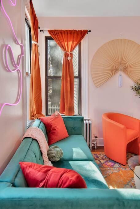 Peachy Paradise in East Rock Near DT/Yale Apartment in New Haven