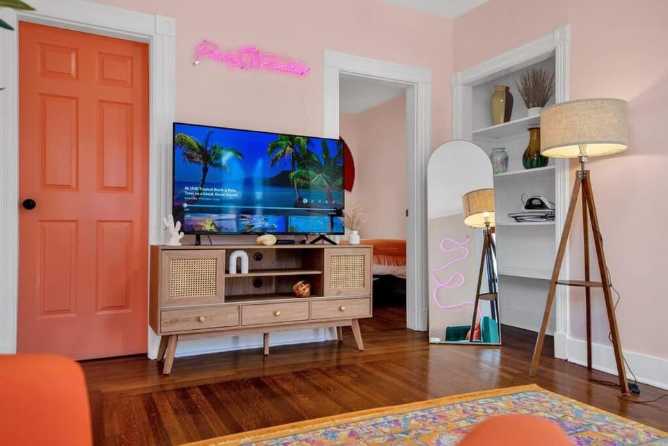 Peachy Paradise in East Rock Near DT/Yale Apartment in New Haven