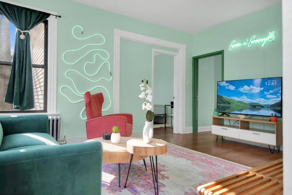 Green N' Groovy in the Heart of East Rock Near DT, Yale Apartment in New Haven