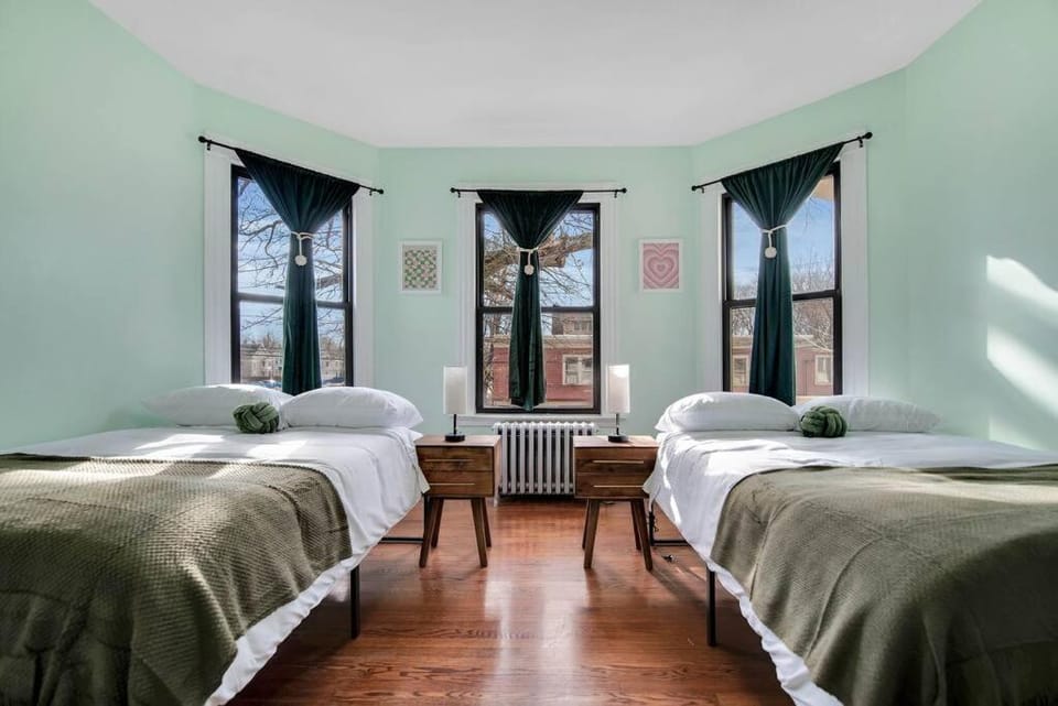 Green N' Groovy in the Heart of East Rock Near DT, Yale Apartment in New Haven