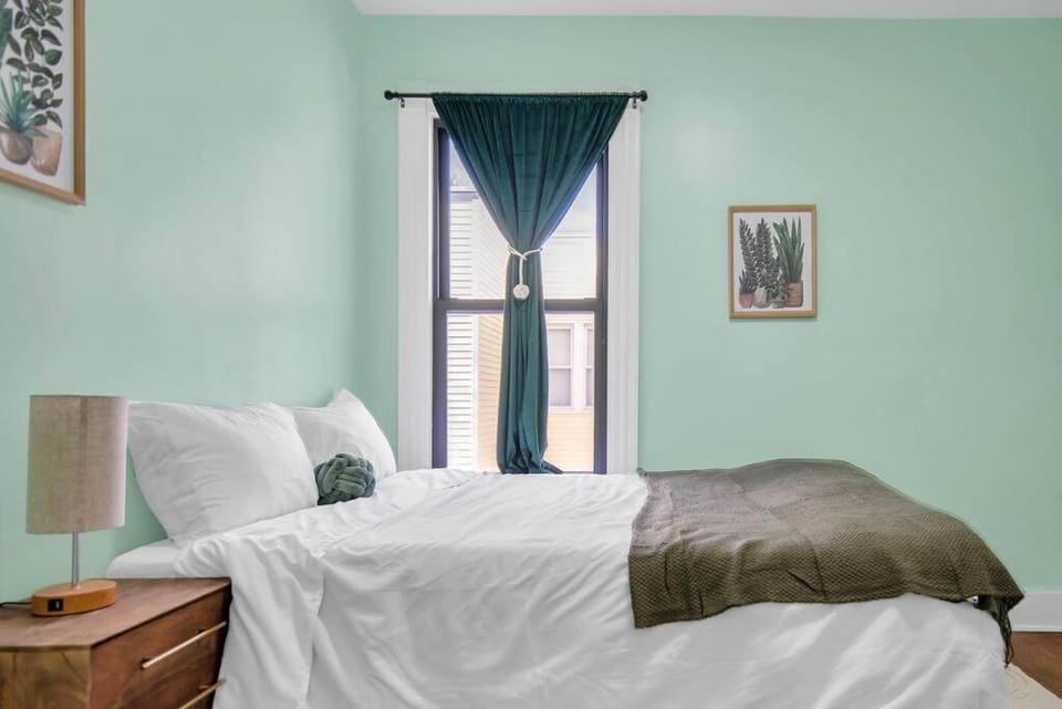 Green N' Groovy in the Heart of East Rock Near DT, Yale Apartment in New Haven