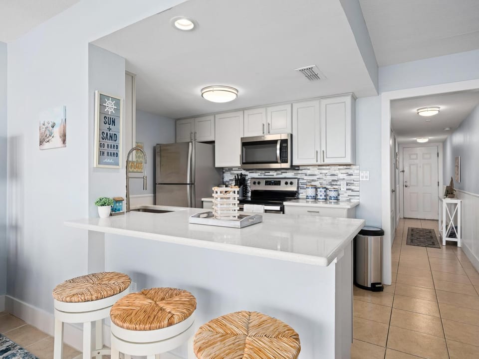Kitchen or kitchenette, Seating area, microwave, oven, stove