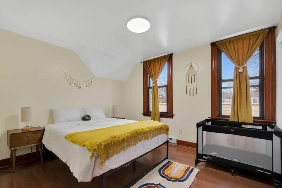 Golden Gem in Heart of East Rock Quiet 3BR Near DT and Yale Apartment in New Haven