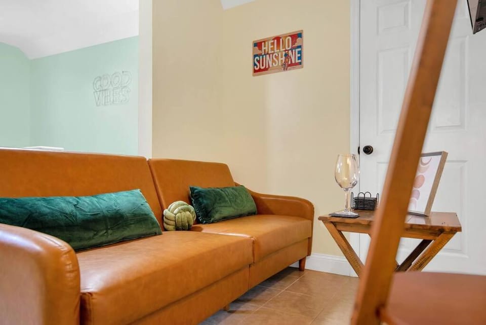 Golden Gem in Heart of East Rock Quiet 3BR Near DT and Yale Apartment in New Haven