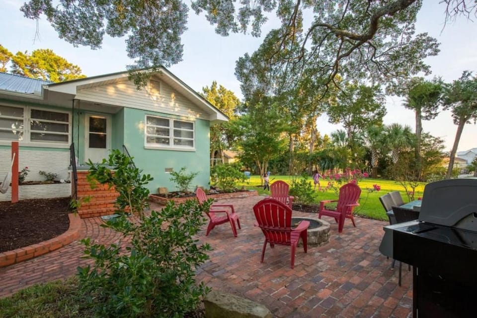 Property building, Patio, Spring, Day, Garden, Garden view