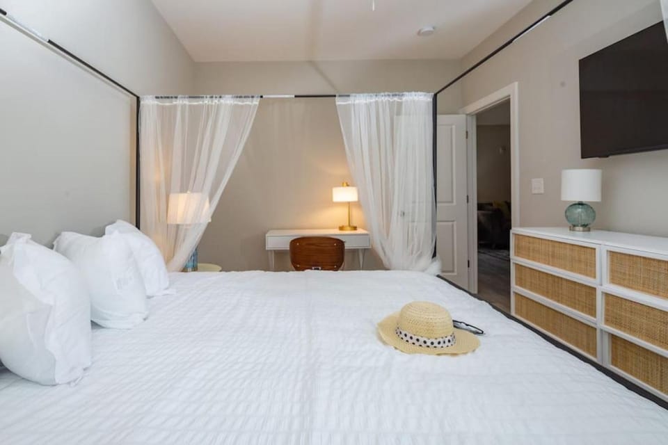 Bed, TV and multimedia, Photo of the whole room, Bedroom, wardrobe