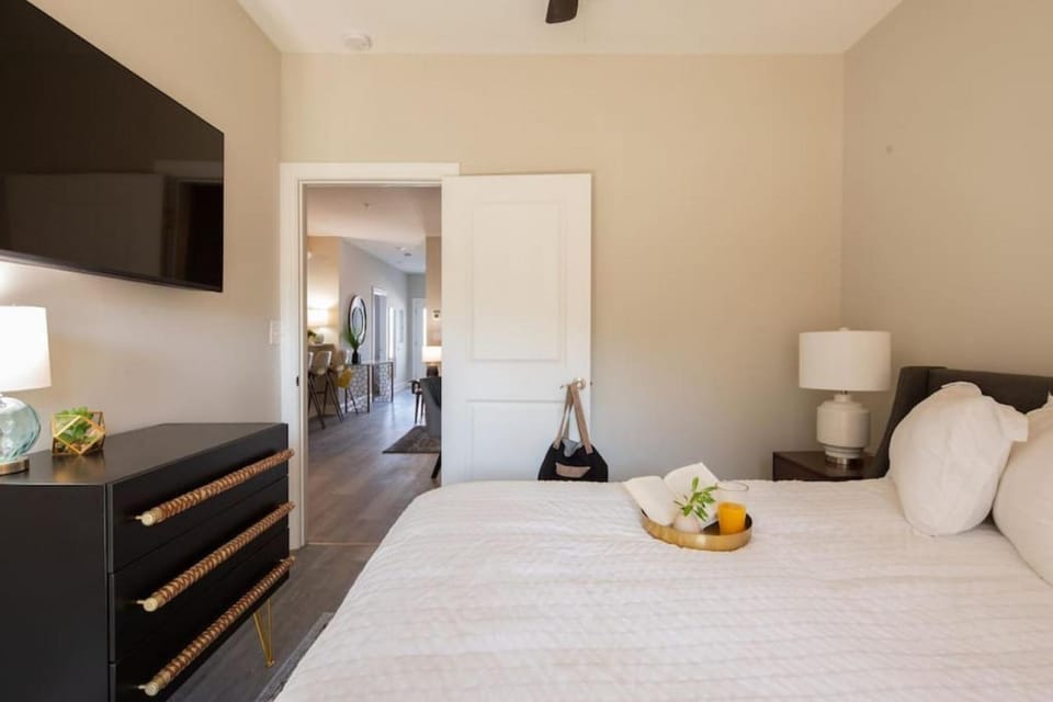 Bed, TV and multimedia, Photo of the whole room, Bedroom