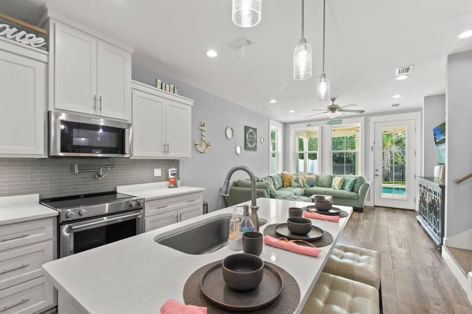Sandy Palms - Pool & Hot Tub, 3 Min Walk to the Beach, w Golf Cart & Beach Gear House in Panama City Beach
