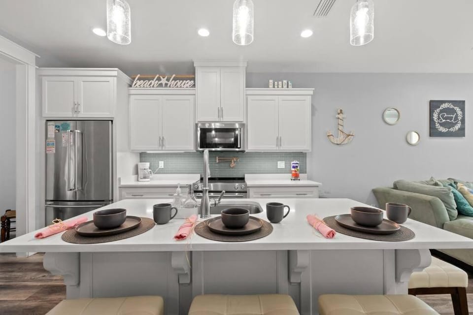 Sandy Palms - Pool & Hot Tub, 3 Min Walk to the Beach, w Golf Cart & Beach Gear House in Panama City Beach