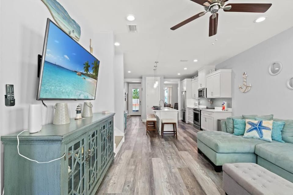 Sandy Palms - Pool & Hot Tub, 3 Min Walk to the Beach, w Golf Cart & Beach Gear House in Panama City Beach