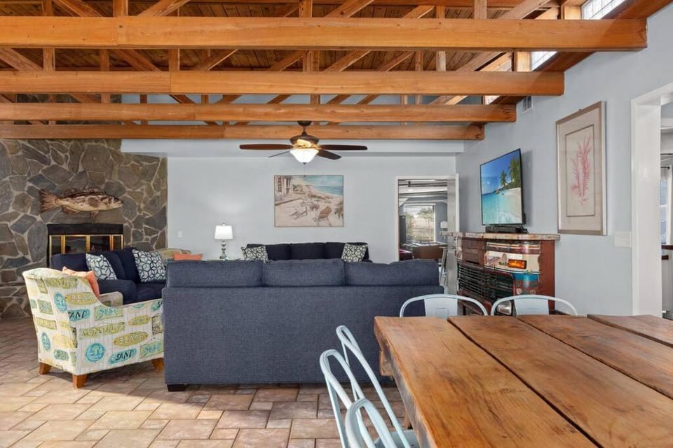 Tiki Hut - Private Pool Home, Game Room, 5 Min Drive 2 Beach, FREE Daily Activities House in Lower Grand Lagoon