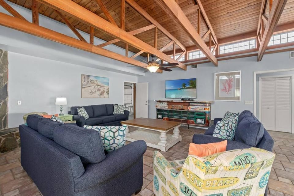 Tiki Hut - Private Pool Home, Game Room, 5 Min Drive 2 Beach, FREE Daily Activities House in Lower Grand Lagoon