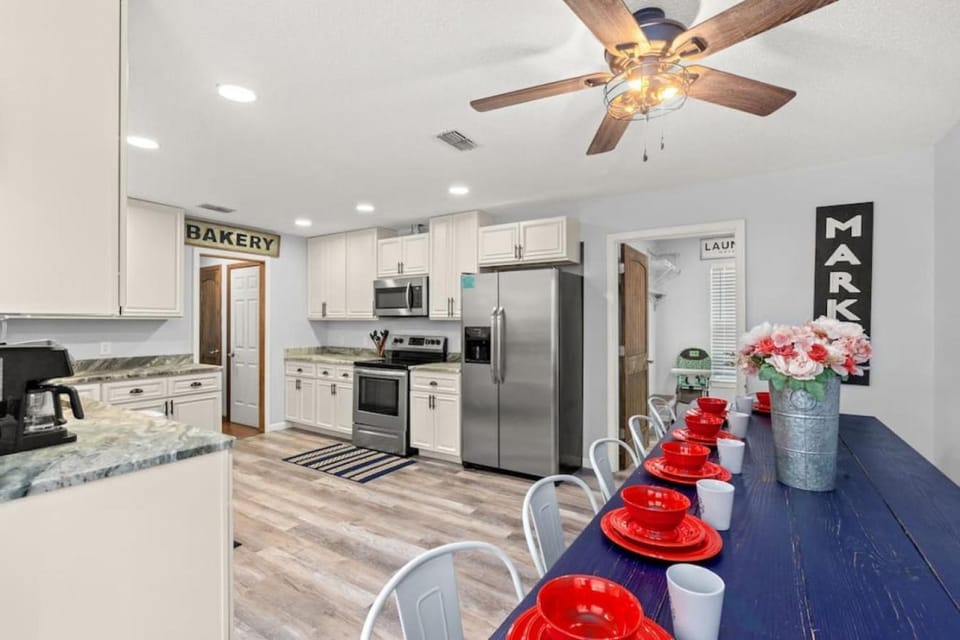 Kitchen or kitchenette, Dining area, dishwasher, fireplace, minibar, pet friendly, stove, toaster