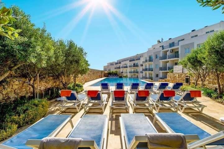 Swimming pool, sunbed