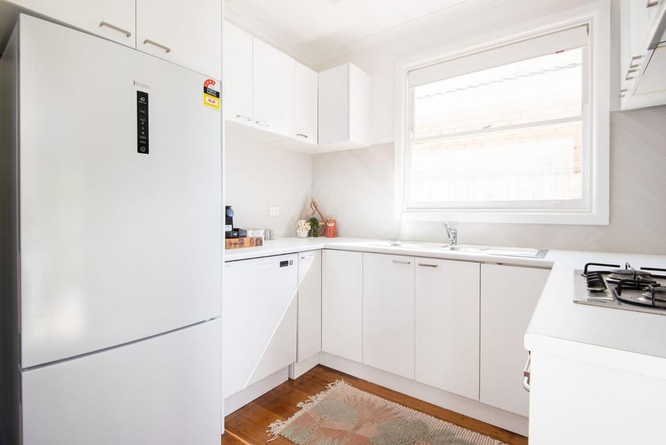 Kitchen or kitchenette, dishwasher, stove