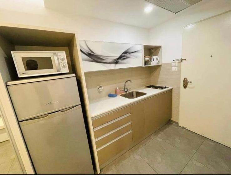 Kitchen or kitchenette, minibar, stove