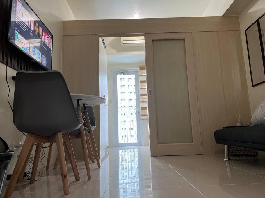 JAZZ Residences - 1 Bedroom with Balcony - Cable, Wifi & Netflix Apartment in Makati