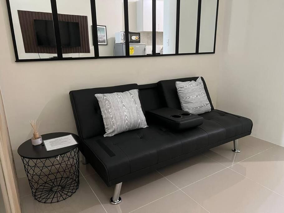 JAZZ Residences - 1 Bedroom with Balcony - Cable, Wifi & Netflix Apartment in Makati