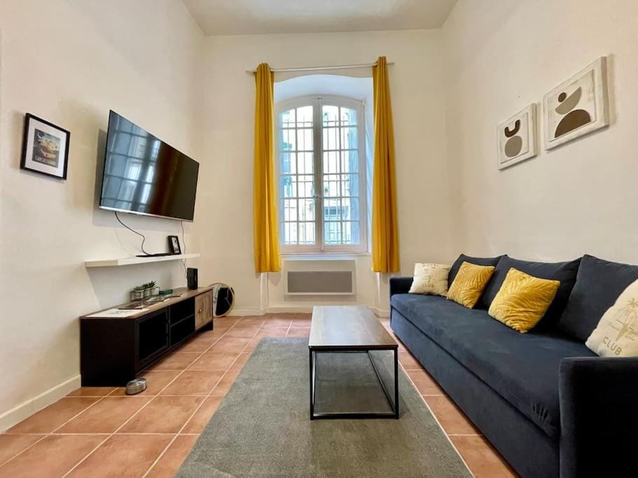 Communal lounge/ TV room, TV and multimedia, Living room, Evening entertainment