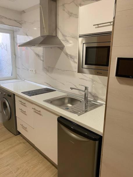 Kitchen or kitchenette, minibar, stove, washing machine