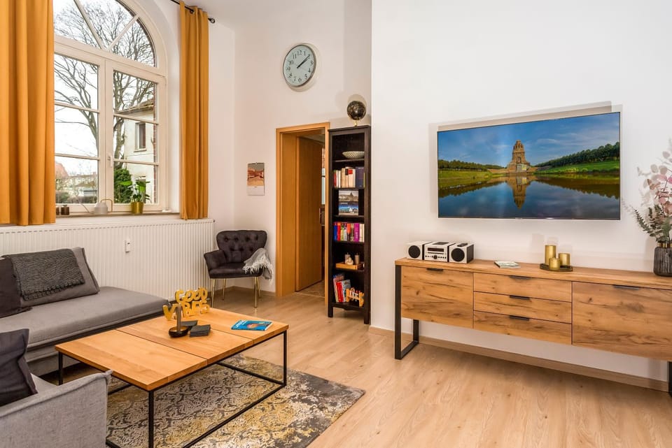 TV and multimedia, Living room, Seating area, Evening entertainment