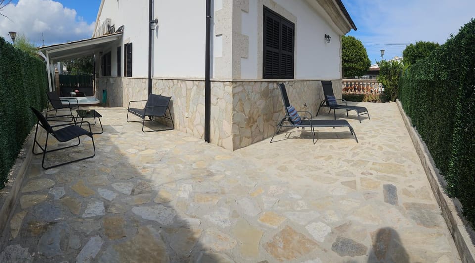 Luminoso chalet House in Raiguer
