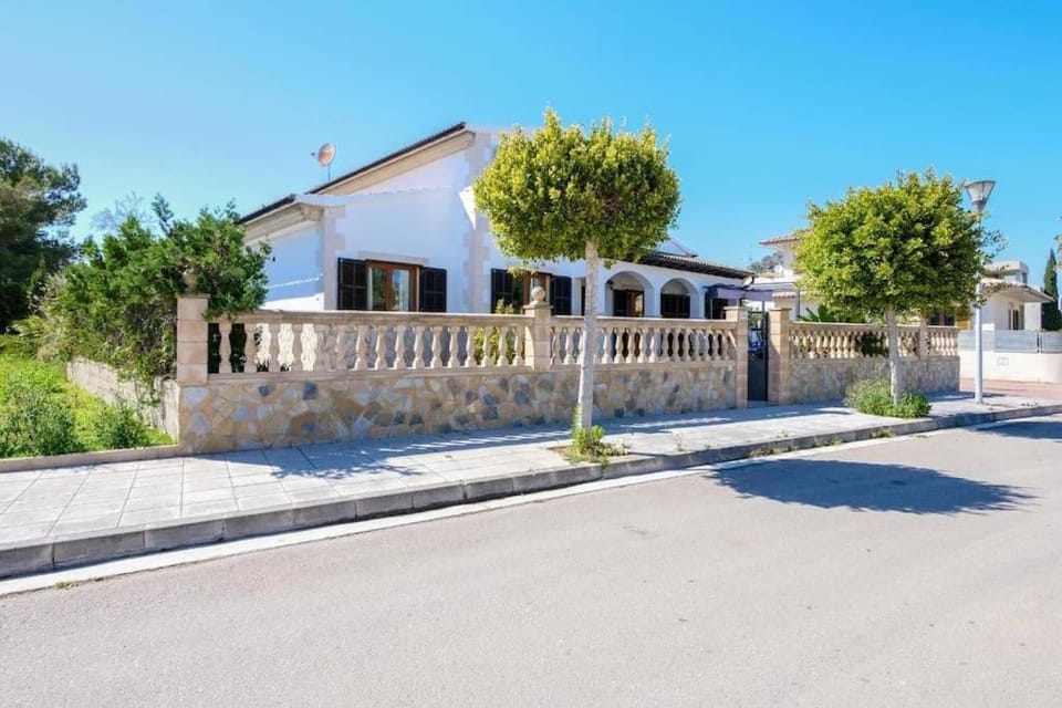 Luminoso chalet House in Raiguer