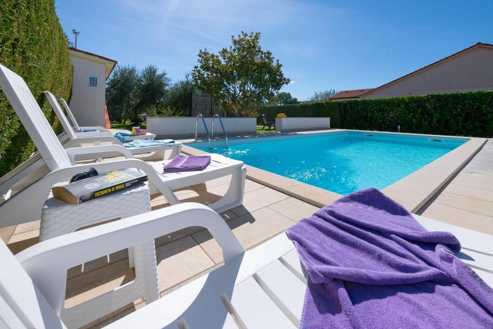 Swimming pool, sunbed