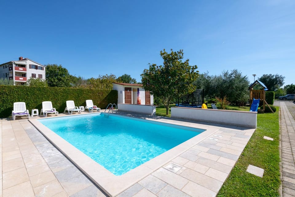 Swimming pool, sunbed