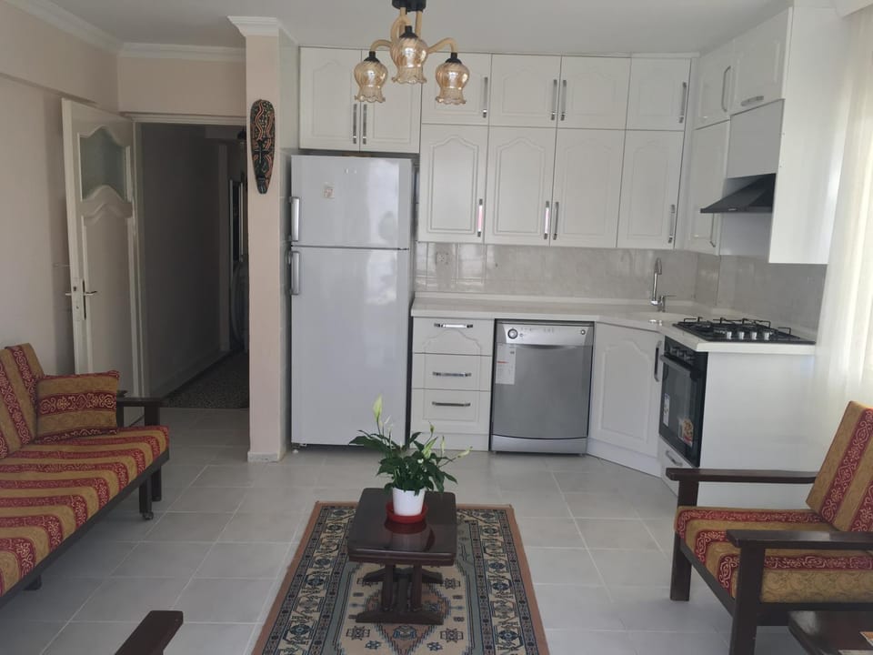 Kitchen or kitchenette, Seating area, dishwasher, oven, stove