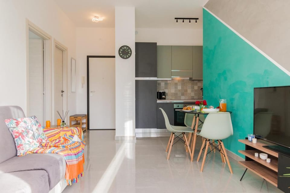 TV and multimedia, Kitchen or kitchenette, Living room, Seating area, Dining area