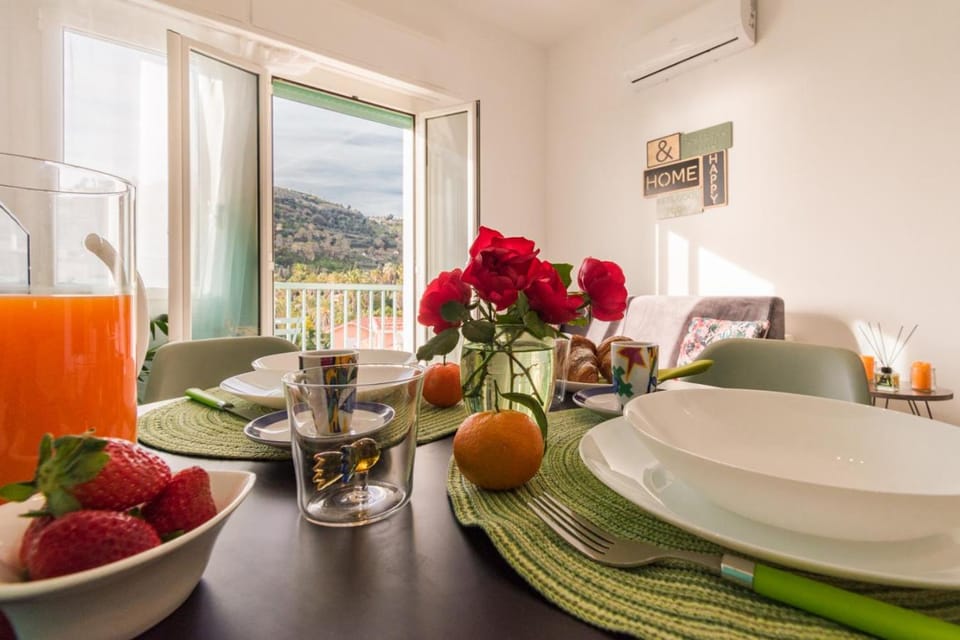 Natural landscape, View (from property/room), Balcony/Terrace, Dining area, Food, Mountain view, Drinks