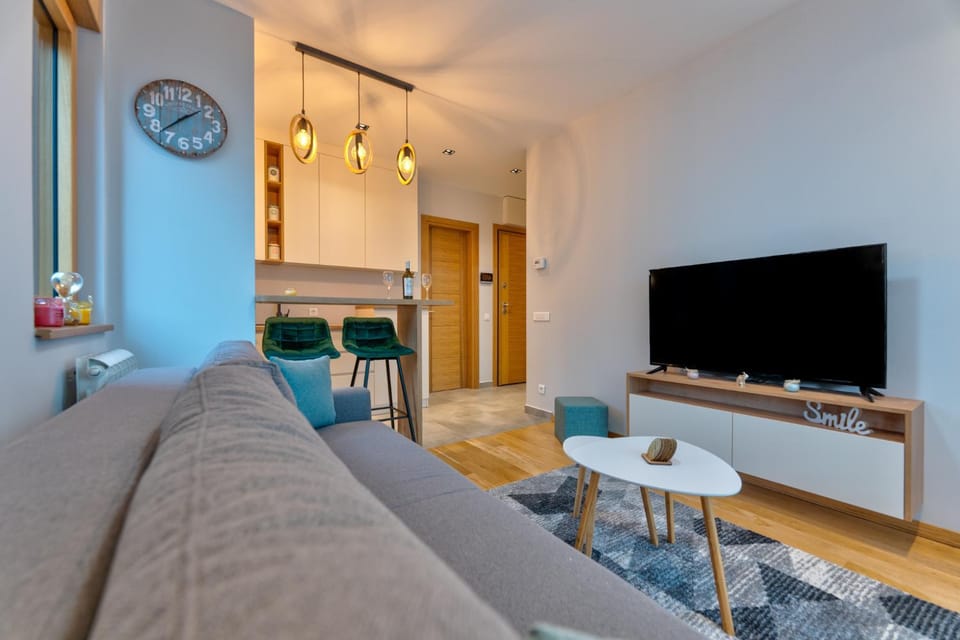 TV and multimedia, Living room, Seating area, Evening entertainment