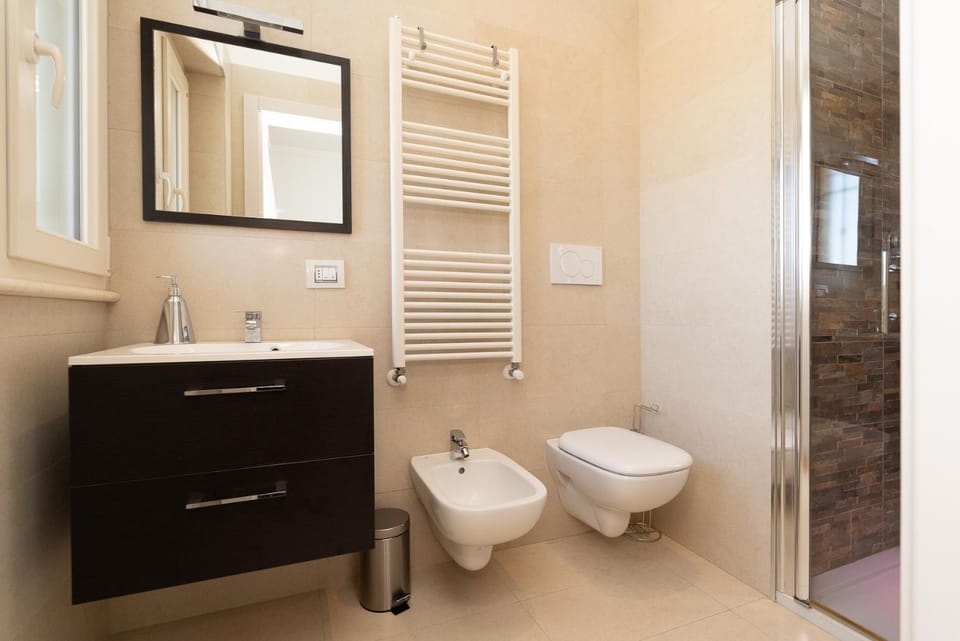 Shower, Toilet, Bathroom, bidet, towels