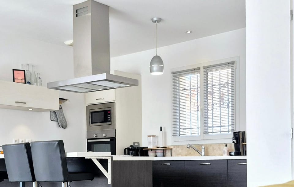 Kitchen or kitchenette, Dining area, stove
