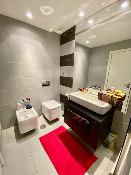Toilet, Bathroom, towels