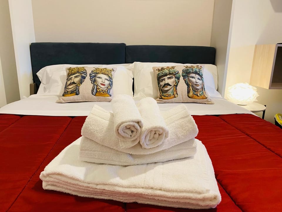 Bed, Photo of the whole room, Bedroom, towels