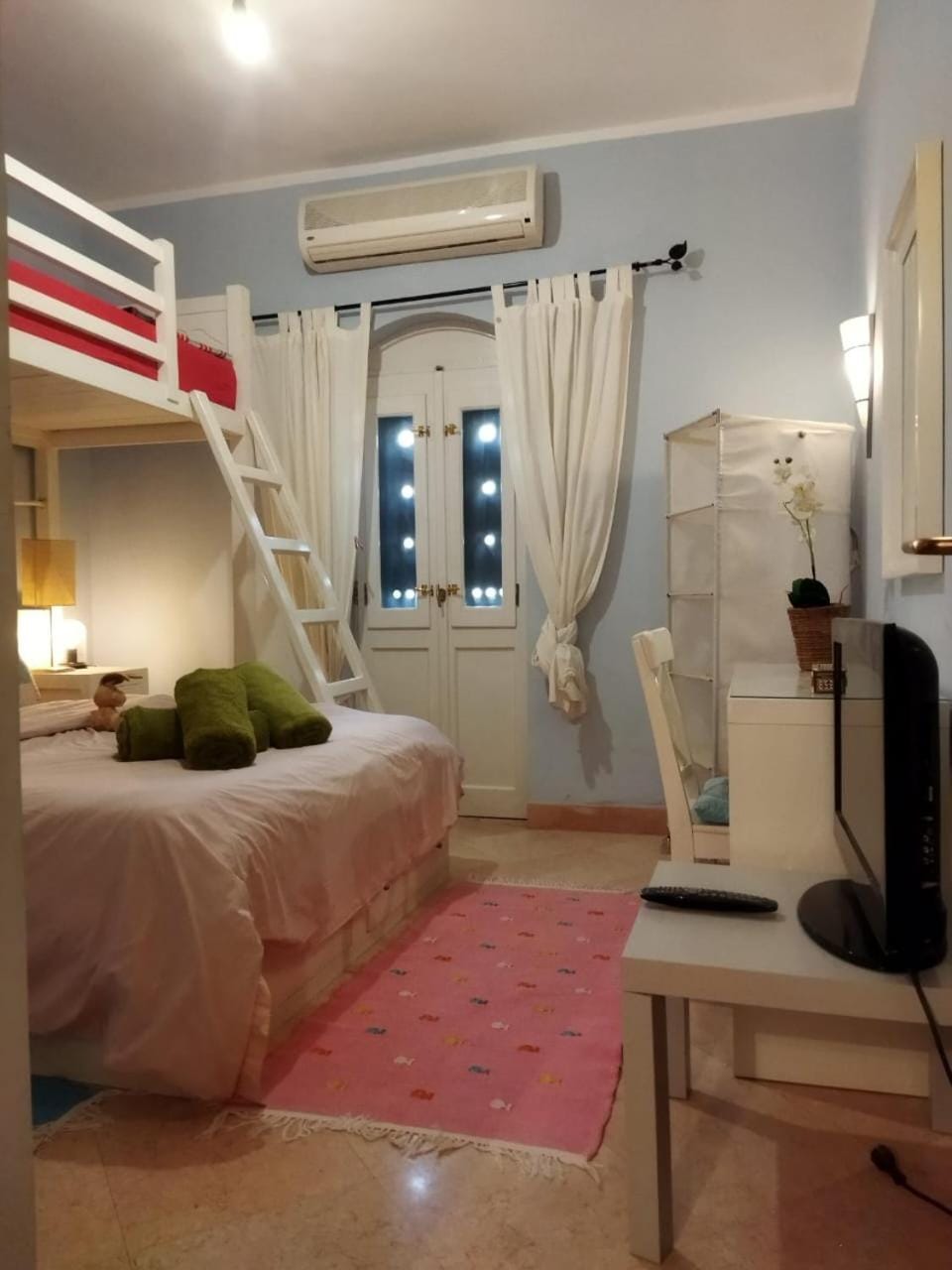 Bed, TV and multimedia, Photo of the whole room, Bedroom, hair dresser, air conditioner