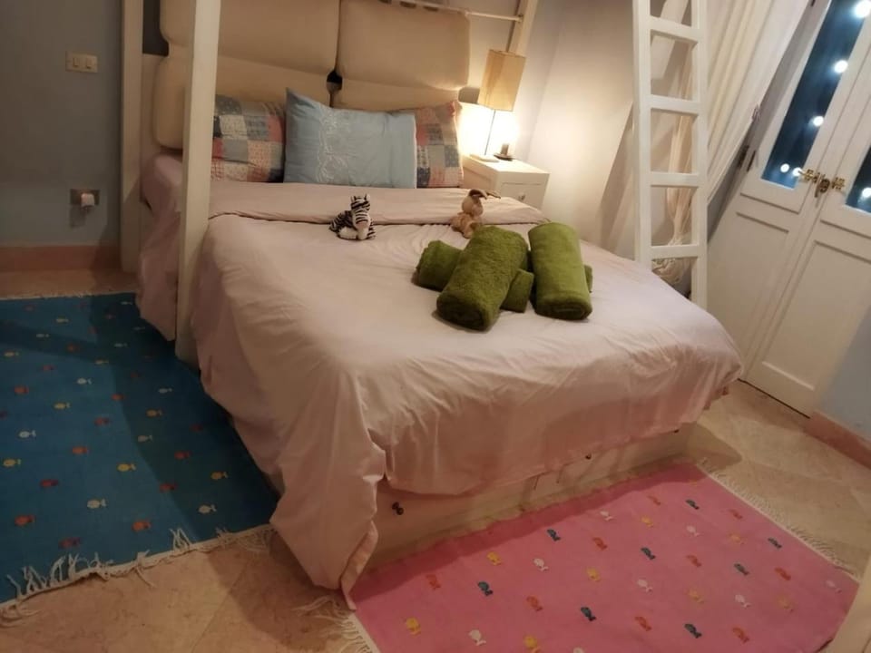 Bed, Photo of the whole room, Bedroom, bunk bed, towels