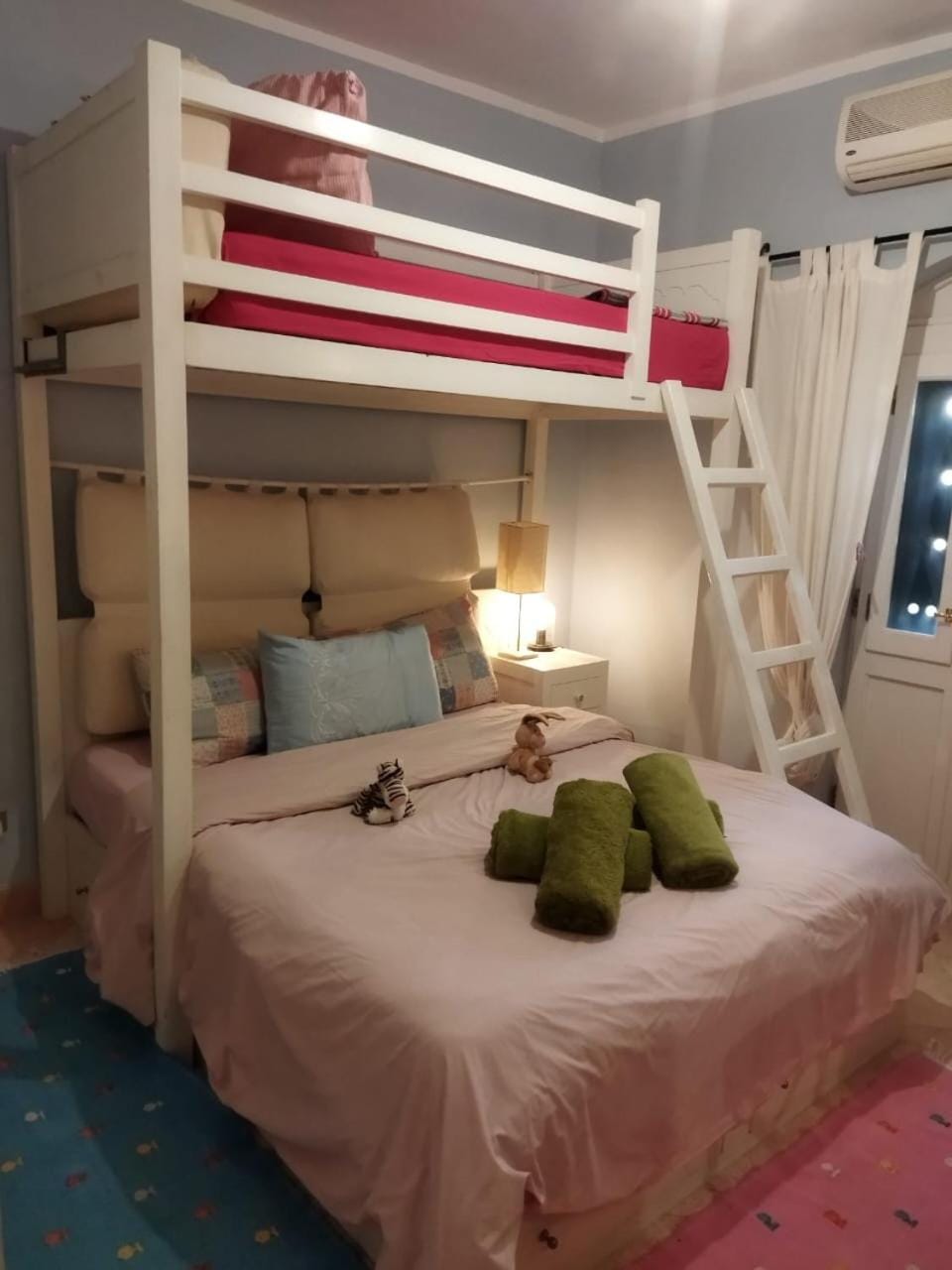Bed, Photo of the whole room, Bedroom, bunk bed, towels