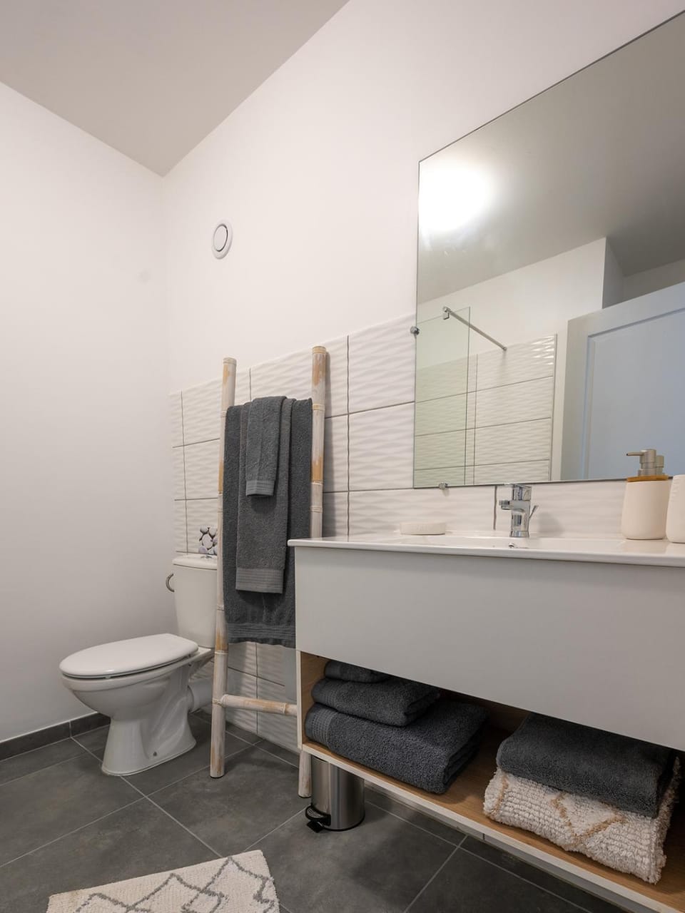 Shower, Toilet, towels