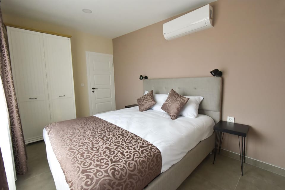 Bed, Bedroom, wardrobe, air conditioner