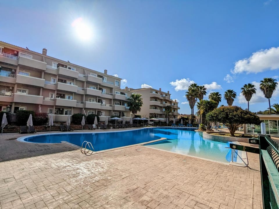 Day, Swimming pool, sunbed